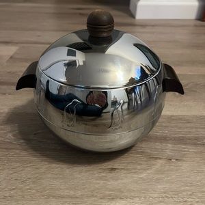 Vintage Westbend Penguin ice bucket. Great condition, no dings or dents.